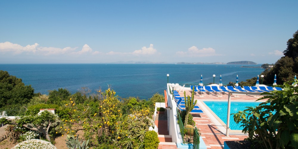 piscina e giardino sul mare ischia