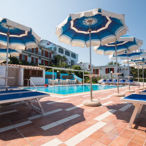 piscina con solarium